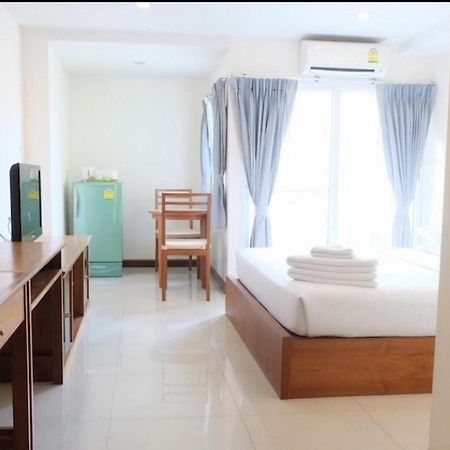 Oyo 1097 Thep Apartment Pattaya Buitenkant foto